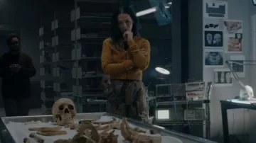 Pantalones cargo de camuflaje psicodélico Desigual usados por Sidney (Fivel Stewart) como se ve en Alerta: Unidad de Personas Desaparecidas (S01E05)