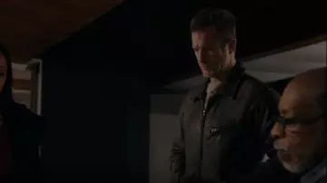 Ralph Lauren Veste en cuir zippée portée par Jason Grant (Scott Caan) comme on le voit dans Alerte : Unité des personnes disparues (S01E07)