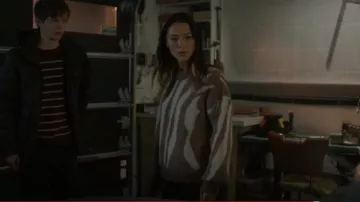 Vero Moda Belle Suéter usado por Sidney (Fivel Stewart) como se ve en Alert: Unidad de Personas Desaparecidas (S01E07)