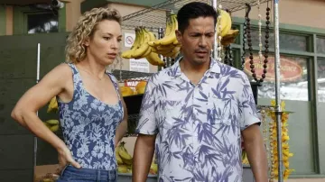 Camisa hawaiana "bambusa" de AllSaints usada por Thomas Magnum (Jay Hernandez) como se ve en Magnum P.I. (S05E02)