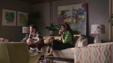 Zapatillas Vans Old Skool usadas por Gaby (Jessica Williams) como se ve en los trajes de la serie de televisión Shrinking (S01E05)