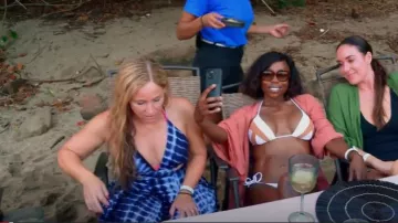 Shein Plunging Neck Entrecroisé Tie Backless Split Side Tie Dye Cami Robe portée par le Dr Pearle comme on le voit dans Below Deck (S10E04)