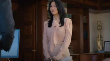 Giambattista Valli Cavalry Twill Mini falda usada por Ingrid Yun (Arden Cho) como se ve en Partner Track (S01E03)