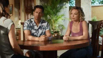 Veronica Beard Rosanna Corset Jeans usados por Juliet Higgins (Perdita Weeks) como se ve en Magnum P.I. (S05E01)