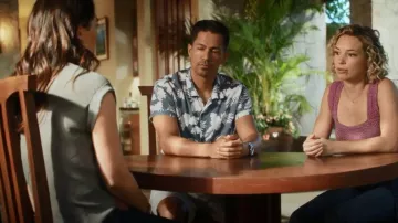 Camisa de manga corta Rhythm Botanic usada por Thomas Magnum (Jay Hernandez) como se ve en Magnum P.I. (S05E01)