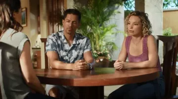 Free People Love Letters Top usado por Juliet Higgins (Perdita Weeks) como se ve en Magnum P.I. (S05E01)