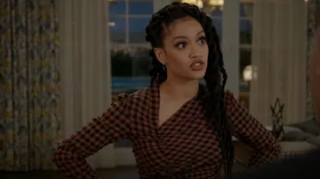 A.L.C. Oryn Asymmetric Check Top usado por Olivia Baker (Samantha Logan) como se ve en All American (S04E04)