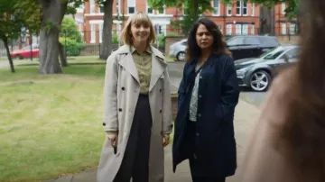 Reiss Lexi Button Blindseam Long Coat usado por la Dra. Helen Cavendish (Lisa McGrillis) como se ve en Maternal (S01E01)