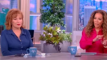 Cinq a Sept Arden Top usado por Joy Behar como se ve en The View el 16 de febrero de 2023