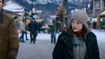 10 Tree Men's Retro Ju­niper Clas­sic Hood­ie worn by Ellie Williams (Bella Ramsey) as seen in The Last of Us (S01E06)