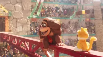 Corbata roja DK usada por Donkey Kong (Seth Rogen) como se ve en el vestuario de la película Super Mario Bros.
