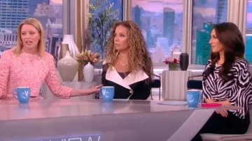 Michael Kors Collection Nikki Silk Zebra Print Top usado por Alyssa Farah como se ve en The View el 20 de febrero de 2023