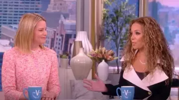 St. John Novelty Textured Tweed Top usado por Elizabeth Banks como se ve en The View el 20 de febrero de 2023