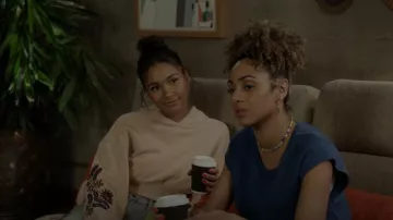 Sudadera con capucha de gran tamaño bordada escocesa y soda usada por Layla Keating (Greta Onieogou) como se ve en All American (S04E06)
