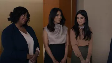 Giorgio Armani Blusa de seda usada por Realtor (Brandi Bravo) como se ve en Partner Track (S01E07)