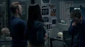 Alex Mill Donegal Pull à col rond porté par Jason Grant (Scott Caan) comme on le voit dans Alerte : Unité des personnes disparues (S01E08)