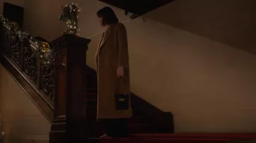 Lanvin Swan Bucket Bag porté par Rachel Friedman (Alexandra Turshen) comme on le voit dans Partner Track (S01E09)