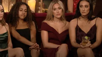 Lulus Aveline Burgundy Off-The-Shoulder Maxi Vestido usado por Rachel Recchia como se ve en The Bachelor (S26E04)