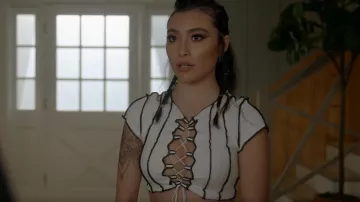 H&M Lacing Detail Crop Top usado por Jamie (Miya Horcher) como se ve en All American (S04E10)