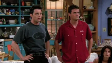 Le t-shirt gris de la marque Nike porté par Joey Tribbiani (Matt LeBlanc) dans la série Friends (Saison 2 Episode 2)