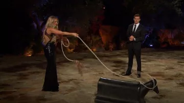 Elizabeth K. Vestido de lentejuelas con panel de ilusión usado por Brooklyn Willie como se ve en The Bachelor (S27E02)