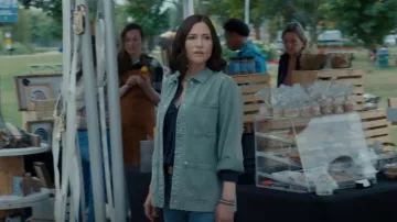 Chaqueta de camisa de sarga de lavado de sarga de ropa en blanco NYC Dye Acid Wash usada por Kat Landry (Chyler Leigh) como se ve en The Way Home (S01E02)