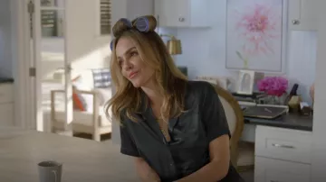 Top Rails Satin Maui usado por Laura Fine-Baker (Monet Mazur) como se ve en All American (S04E11)