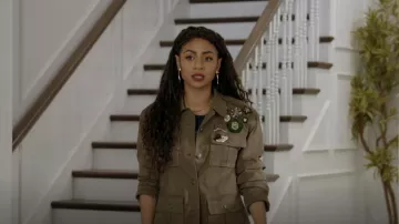 Cinq à Sept Vera Chaqueta de sarga embellecida usada por Patience (Chelsea Tavares) vista en All American (S04E11)