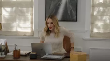 Jonathan Simkhai Button Sleeve Knitted Jumper usado por Laura Fine-Baker (Monet Mazur) como se ve en All American (S04E11)