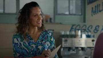 Blusa estampada de Zara con detalles reunidos usada por Monica Hill (Samora Smallwood) como se ve en The Way Home (S01E02)