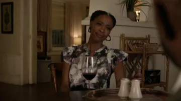 Calvin Klein Floral Flutter Sleeve Blusa usada por Grace James (Karimah Westbrook) como se ve en All American (S04E11)
