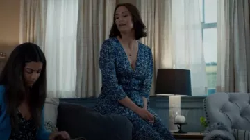 Maje Rufflani Robe midi en crêpe à volants à imprimé abstrait en indigo portée par Kat Landry (Chyler Leigh) vue dans The Way Home (S01E02)