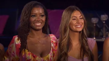 Shein Off The Shoulder Floral Print Cross Wrap Top usado por Brianna Thorbourne como se ve en The Bachelor (S27E02)