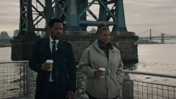 Burberry Double-Breasted Trench Coat porté par le détective Marcus Dante (Tory Kittles) comme on le voit dans The Equalizer (S03E08)