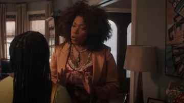 Free People Sunfade Floral Slip Dress porté par Viola 'Vi' Marsette (Lorraine Toussaint) comme on le voit dans The Equalizer (S03E08)