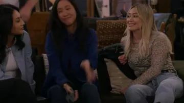Scotch & Soda Lace Sheer Floral Top usado por Sophie (Hilary Duff) como se ve en How I Met Your Father (S02E05)