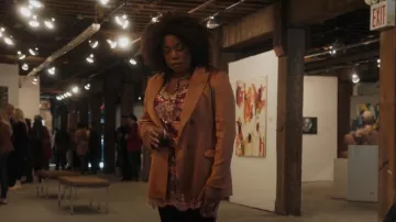 Brunello Cucinelli Blazer en soie à double poitrine porté par Viola 'Vi' Marsette (Lorraine Toussaint) vu dans The Equalizer (S03E08)