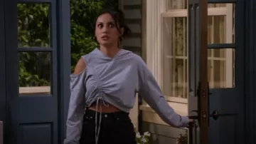 Abercrombie Curve Love High Rise Dad Jean porté par Valentina (Francia Raisa) comme on le voit dans How I Met Your Father (S02E05)