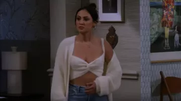 Abercrombie Curve Love High Rise Dad Jean porté par Valentina (Francia Raisa) comme on le voit dans How I Met Your Father (S02E05)