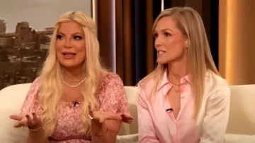 Alice + Olivia Willa Camisa de color bloqueado usada por Jennie Garth como se ve en The Drew Barrymore Show el 16 de febrero de 2023