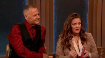 Chaqueta de doble pecho de fin de semana Max Mara Rodeo Houndstooth usada por Drew Barrymore como se ve en The Drew Barrymore Show el 17 de febrero de 2023