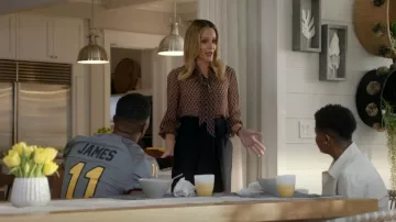 Chemise en soie géométrique Nili Lotan portée par Laura Fine-Baker (Monet Mazur) vue dans All American (S04E13)