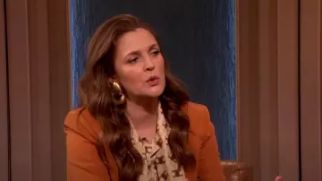 Blusa Celine Lavalliere en seda mate brillante usada por Drew Barrymore como se ve en The Drew Barrymore Show el 21 de febrero de 2023