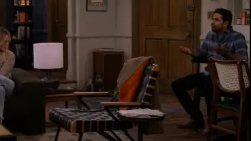 Levi’s 512 Slim Taper Lo Ball Jeans en noir porté par Sid (Suraj Sharma) comme on le voit dans How I Met Your Father (S02E05)