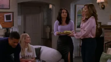 Plus à venir Kimberly Fuzzy Crop Sweater porté par Valentina (Francia Raisa) comme on le voit dans How I Met Your Father (S02E05)