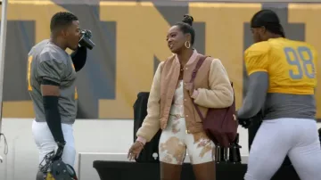 Chaqueta Bomber de peluche escocés y soda usada por Davita (Brittany Marie Batchelder) como se ve en All American (S04E14)