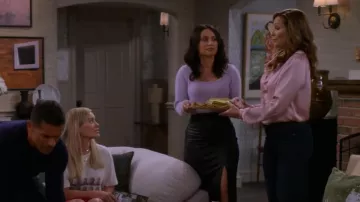 Ceinture Gucci GG Marmont en cuir portée par Constance Marie dans How I Met Your Father (S02E05)