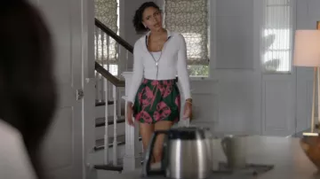 Zimmermann Poppy Relaxed Short usado por Layla Keating (Greta Onieogou) como se ve en All American (S04E14)