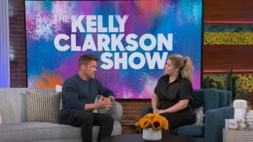 Steve Madden Tori Tie Waist Midi Shirtdress porté par Kelly Clarkson vu dans The Kelly Clarkson Show le 2 février 2023