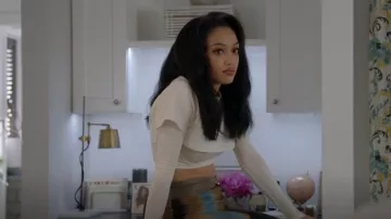 Jacquemus Le Double Cropped Layered Camiseta usada por Olivia Baker (Samantha Logan) como se ve en All American (S04E14)